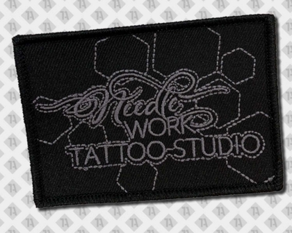 Eckiger Patch Aufnäher gestickt mit Kettelrand schwarz needle Tattoo Studio Firmen