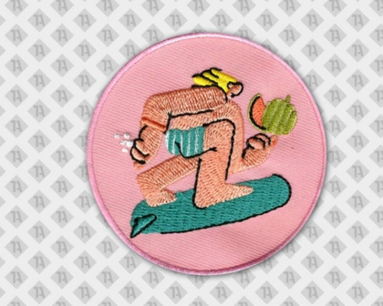 Runder Patch Aufnäher gestickt mit gesticktem Rand rosa türkis surfender Mann mit Melone Gastro