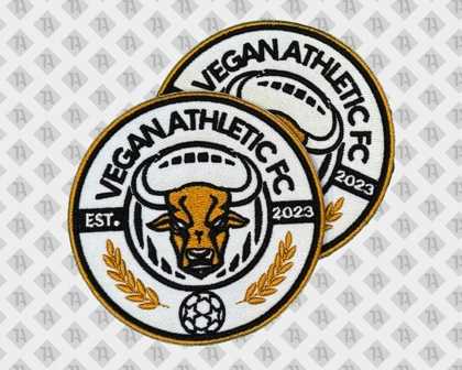 Zwei gestickte Vereinsaufnäher Vegan Athletic FC mit Stierkopf, Ähren und Fußballsymbol