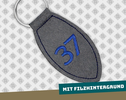Konturgeschnittener Schlüsselanhänger gestickt auf Filzhintergrund Hotel Zimmernummer in anthrazit blau Firmen