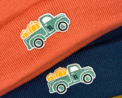 Orange und blaue Beanie mit gesticktem Truck-Patch mit Kürbissen, herbstliches Design