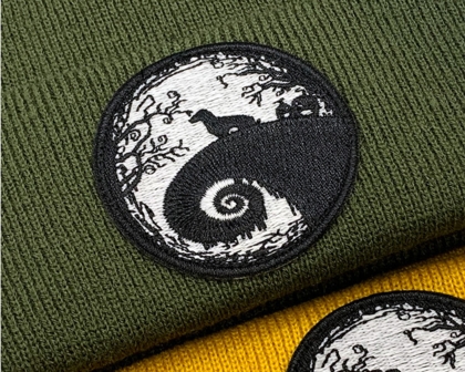 1A Aufnähservice mit Patch gestickt und gesticktem Rand weiß schwarz Dackel Glow in the dark Mütze Veredelung