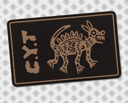 Rechteckiger Patch mit stilisiertem Fabelwesen und vertikalen Zeichen links.