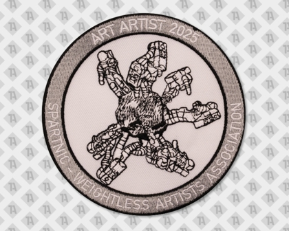 Runder Patch mit abstrakter Figurengruppe im Zentrum und umlaufendem Schriftzug „ART ARTIST 2025 / WEIGHTLESS ARTISTS ASSOCIATION“.