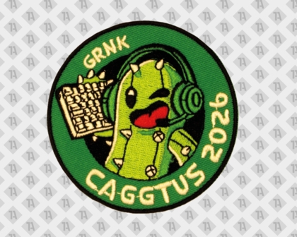 Runder grüner Aufnäher mit Comic-Kaktus, Headset, Tastatur und Schriftzug „GRNK CAGGTUS 2026“ in hellen Stickereien