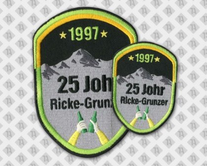 Gestickter Patch Aufnäher Abzeichen Badge in Wappenform mit Stickrand Berge Hände Vereine