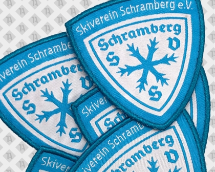 Konturgeschnittener Patch Aufnäher gewebt mit Kettelrand Wappen in weiß blau Skiverein Schramberg Vereine