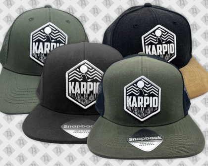Aufnähservice Karpio Patch gewebt Kettelrand Cap verschiedene Caps mit gleichem Logo veredelt