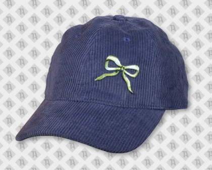 Dunkelblaues Cord-Cap mit einem gestickten Weihnachtsschleifen-Patch