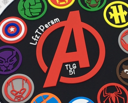 PVC-Patch im Avengers-Stil mit großem roten „A“, umliegenden Symbolen und Text „LfzTPersm TLG 51“.