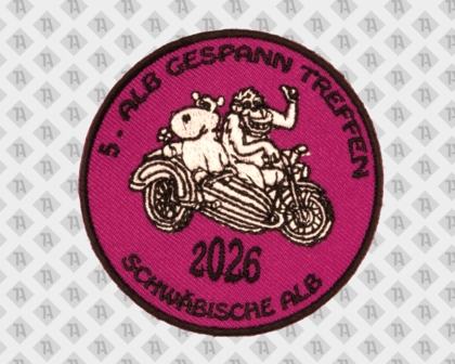 Runder Magenta-Aufnäher mit gezeichnetem Motorrad-Gespann, Fahrer und Beifahrer, Text „5. Alb Gespann Treffen 2026 Schwäbische Alb“ in Schwarz