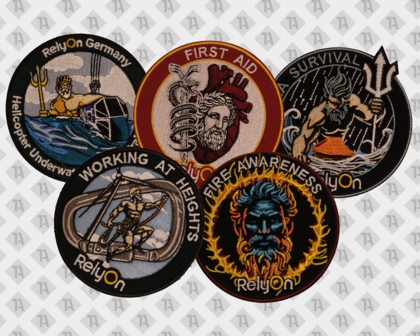 Fünf runde, detailreich bestickte RellyOn-Aufnäher mit mythologischen Motiven wie Neptun, Zeus, Odin und Wikingern.