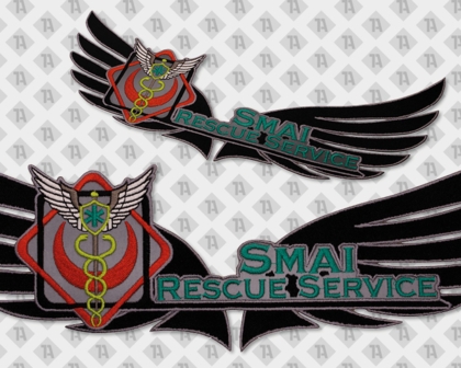 Schwarze Flügel, türkis 'SMAI Rescue Service', Emblem mit grünem Caduceus, geflügelter Stab, Schild mit Star of Life in türkis, rote Halbmonde, grauer Rahmen