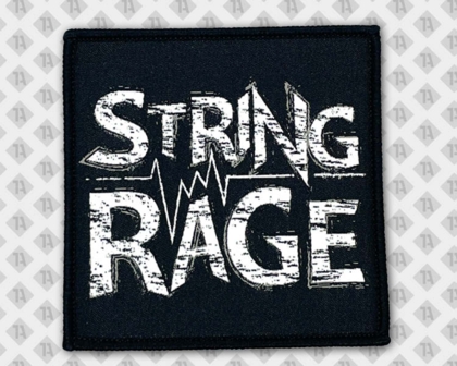 Eckiger Patch Aufnäher gewebt mit Kettelrand Musiker und Bands schwarz weiß String Rage