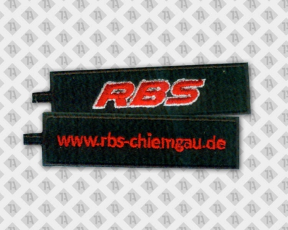 Gestickter Schlüsselanhänger mit rotem Stick beidseitig