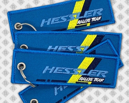 Gestickter Schlüsselanhänger mit Kettelrand verschiedene Farben blau gelb Hessler Rallye Team Biker