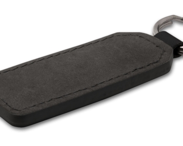 Durch den verschweißten Rand bekommen die Leder-Schlüsselanhänger eine glatte Seite