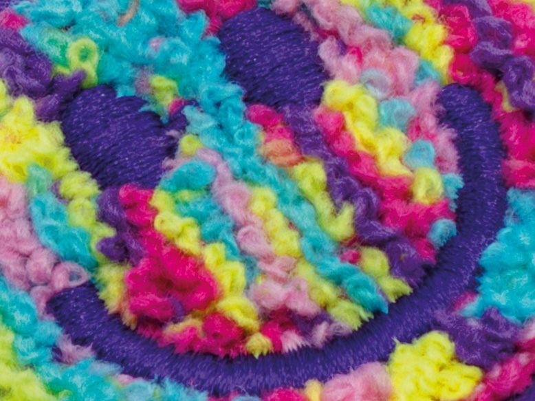 Detailaufnahme eines Chenille-Smileys mit mehrfarbigem Chenillegarn und gestickten Gesichtszügen.