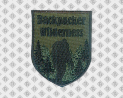 Grüner dunkelgrüner Aufnäher Patch gestickt mit Bäumen Backpacker Wilderness