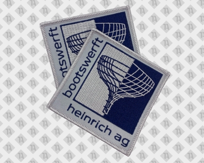 Eckiger gestickter Aufnäher Patch mit Kettelrand in grau blau von Heinrich AG Bootswerft Firmen