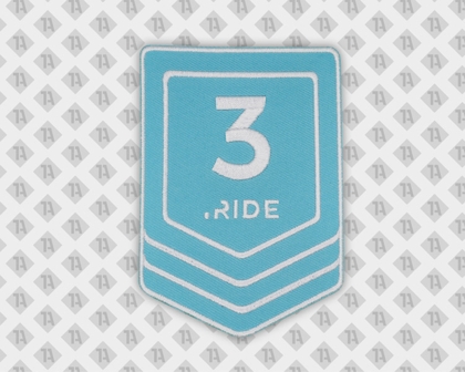 Konturgeschnittener Patch Aufnäher gestickt mit gesticktem Rand 3 Ride weiß blau Firmen