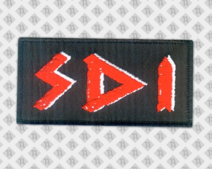 Rechteckiger gestickter Patch Aufnäher mit Kettelrand schwarz rot Musiker Bands SDI