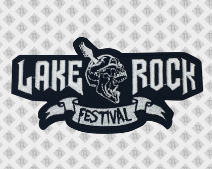 Gestickter Patch „Lake Rock Festival“ mit Totenkopf und Banner-Design, Konturschnitt in Schwarz-Weiß
