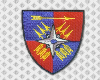Gestickter Aufnäher Patch Wappenform mit gesticktem Rand blau rot gelbe Pfeile Vereine