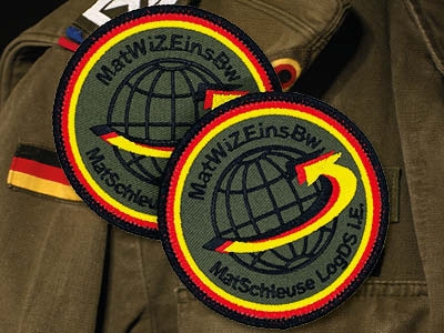 Patch grüngrün mit Erdball, schwarz-rot-gold Pfeil und passendem Rand