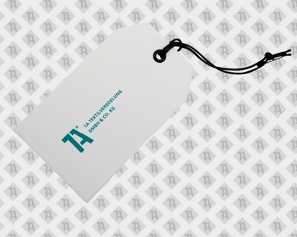 Weißer Anhänger aus Karton mit aufgedrucktem 1A Logo und Schriftzug, Öse und Bändchen