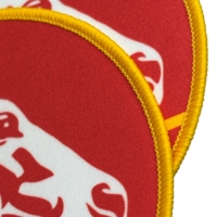 Gedruckter Patch-Aufnäher mit hochwertigem Kettelrand für langlebige und präzise Verarbeitung.