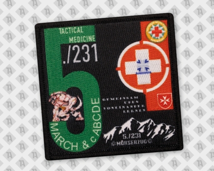 Quadratischer schwarzer Patch mit Stickung und Bedruckung - große ´, grüne 5 mit Bergkette und weißem Kreuz auf rotem Grund