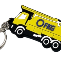 Gelber LKW-Schlüsselanhänger aus PVC mit Logo „OFKG“ und Metallkette.