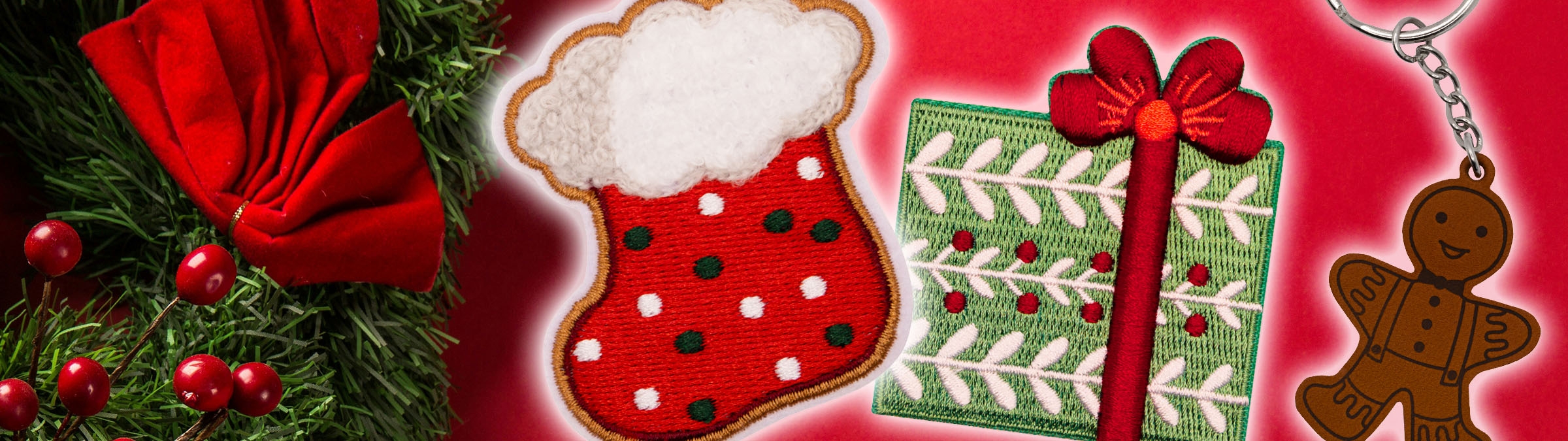 Weihnachtliche Collage mit Kranz, rotem Hintergrund einem Weihnachtssocken-Aufnäher, ein Geschenk und ein Schlsüselanhänger-Lebkuchenmann.
