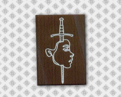 Brauner Patch mit weißem Gesicht-Silhouetten-Motiv und Schwert, rechteckig gestickt