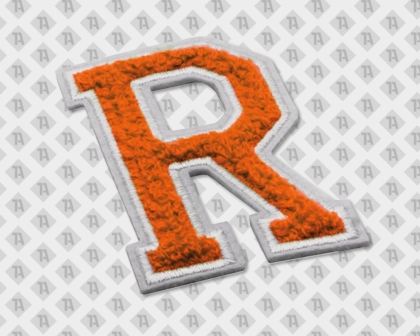 Orange Chenille-Buchstabe R als College-Aufnäher, flauschig, weißer Stickrand auf grauer Filzbasis, freigestellt auf weißem Hintergrund, schräg.