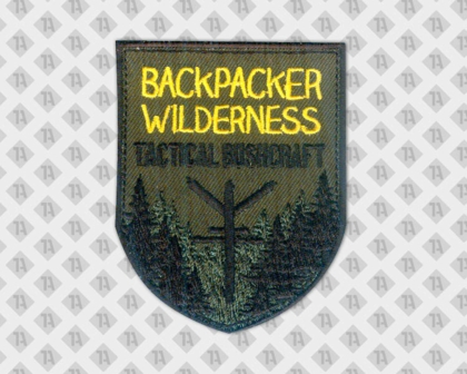 Grüner dunkelgrüner gestickter Aufnäher Patch für Backpacker Wilderness in gelber Schrift