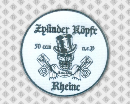 Gestickter Aufnäher Patch mit gesticktem Rand Hintergrund weiß und Motiv Totenkopf mit Zylinder schwarz