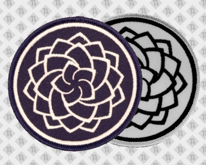 Zwei runde Mandala-Patches, vorne dunkelblau mit heller Blume, hinten weiß mit schwarzer Blume, sauber gestickte Konturen und Rand