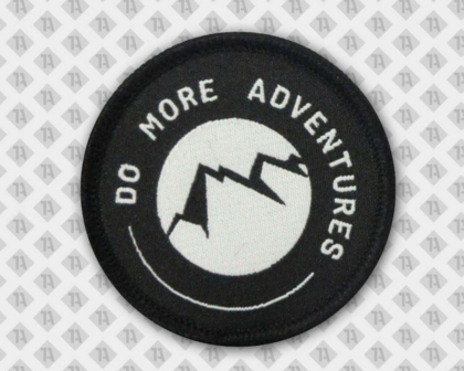 Gewebter runder Patch Aufnäher mit Kettelrand schwarz weiß Adventure Firma