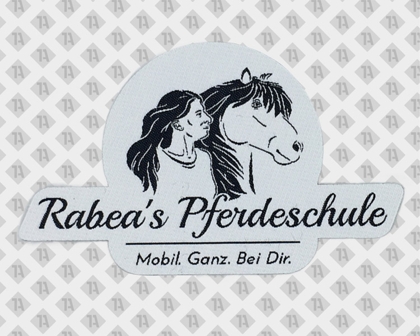 Konturgeschnittener Patch Aufnäher gewebt mit Laserschnitt Pferdeschule in weiß schwarz Firmen