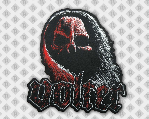 Gestickter Patch mit düsterem Schädelmotiv und rotschwarzer Volter-Schrift, konturgeschnitten