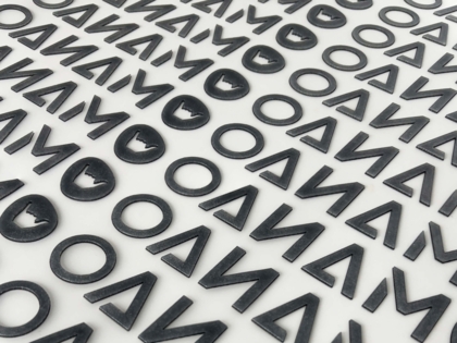 3D Rubber Logos als Applikationen auf Bogen für Textilveredelung