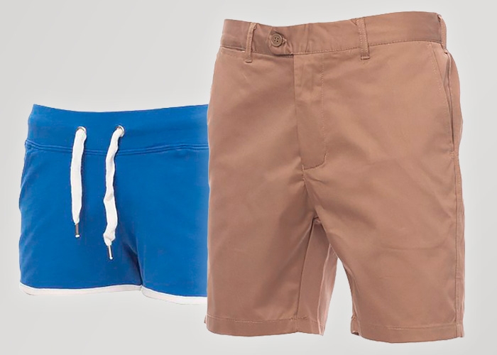 Eine blaue kurze Hose mit weißer Kordel und eine braune Bermudashorts stehen vor hellem Hintergrund nebeneinander.