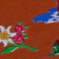 Leder zurästzlich veredelt mit einem UV-Druck - hellbraunes Lederstück mit floralen Druck