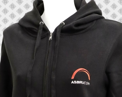 Direktstick Hoody Brust von Asbrucon in weiß rot Firmen Textilveredelung Embroidery Branding