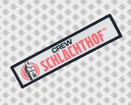 Gedruckter Patch mit Kettelrand und Schlachthof Wiesbaden CREW-Design in Weiß, Schwarz und Rot.
