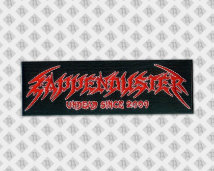 Rechteckiger Aufnäher Patch gestickt mit gesticktem Rand in schwarz mit rotem Schriftzug für Bands und Musiker undead since 2009