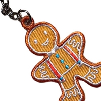 Gestickter Lebkuchenmann-Schlüsselanhänger mit Kettelrand und Metallkette