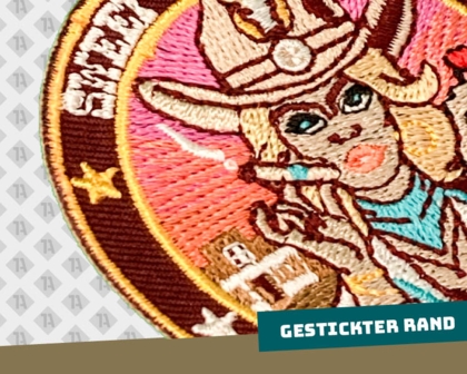 Detailaufnahme eines gestickten Patches mit Stickrand und farbigem Cowgirl-Design